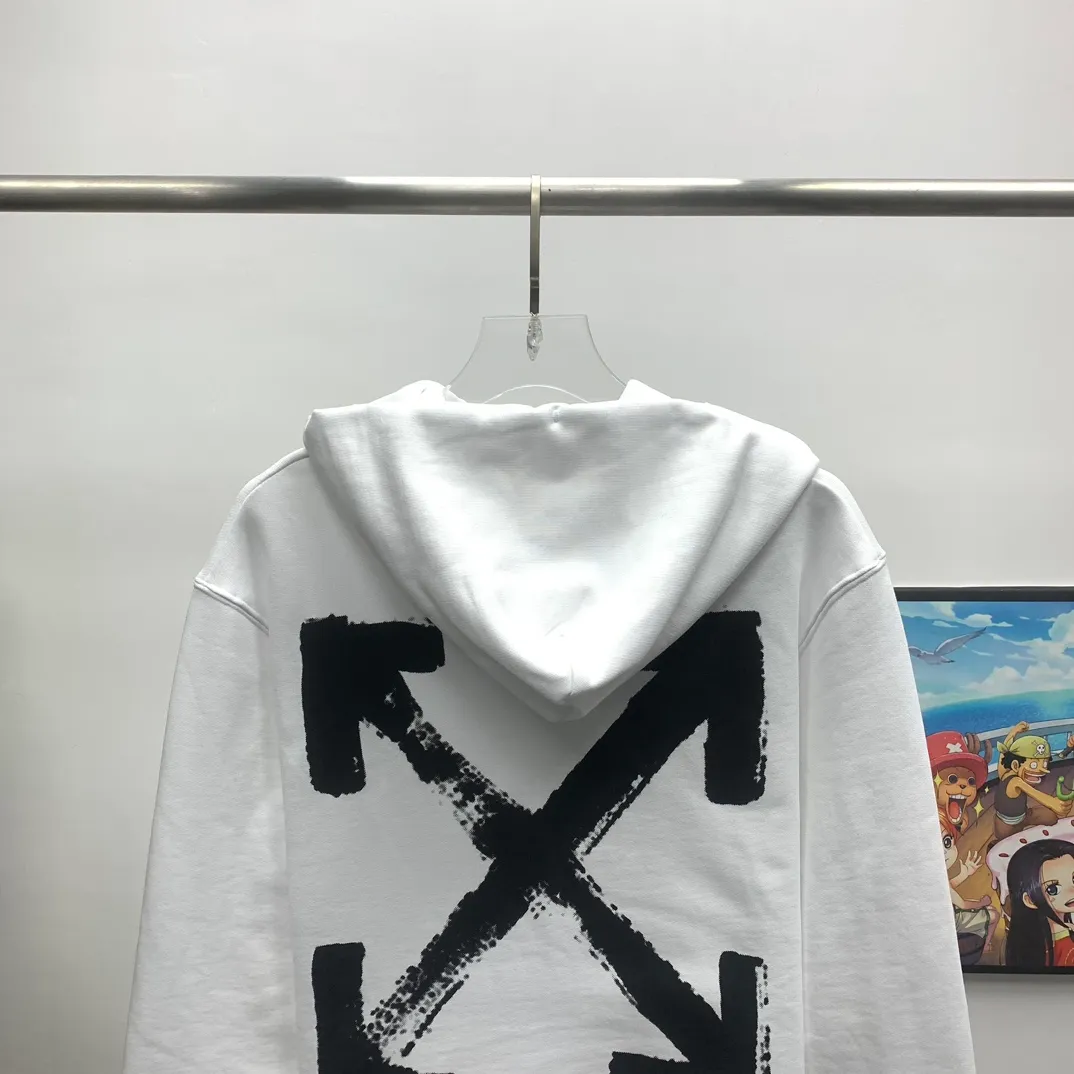 The top tested version of Off-White's new 2023 autumn and winter spray-painted graffiti arrow hooded sweatshirt. The new style adds graffiti elements, adding a touch of literary style to the overall through-style short-sleeved style. This is a typical OFF retro literary style. This is also the first expression of the two cultures since the merger with LV in 2021. The printing adopts screen printing imported glue technology, and the ink dots are even, imitating the natural dynamics of spray paint. The hollows are both dark and light, the transition is smooth, and the gradient effect is visible to the naked eye. The front printing uses the same process. Minimalist letter logo on the chest, OS version, same style for men and women! The 480g cotton texture feels smooth and textured, with full drape.  Color: Black White Size: XS-L P:410